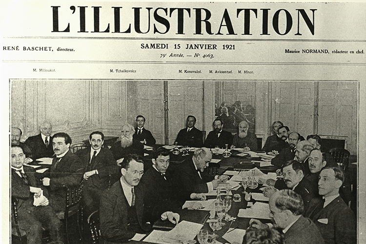 Делегаты - члены оргкомитета Парижской мирной конференции (1921 г.). Справа в первом ряду 4-й Гаяз Исхаки, по правую руку от него - Садри Максуди