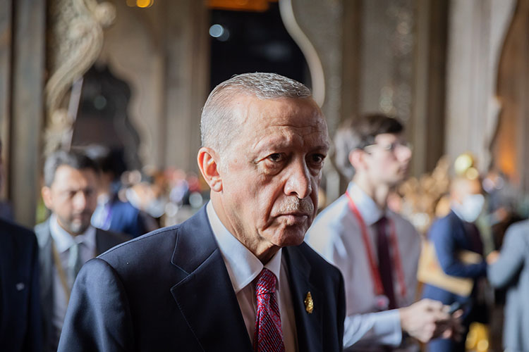 Реджеп Тайип Эрдоган: «Мы пытаемся как можно скорее посадить Россию и Украину за один стол переговоров. В связи с этим мы считаем, что такой метод, как провокации, не является правильным. Путь к миру лежит через диалог»
