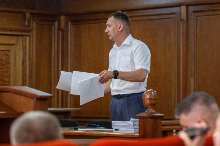 Адвокат Алексей Клюкин просил приговор Роберту Мусину изменить, по ряду эпизодов — переквалифицировать обвинение и освободить от наказания за истечением сроков давности, а по одному эпизоду — вовсе оправдать