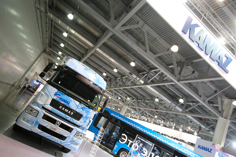 Замыкает тройку среди популярных крупнотоннажных грузовивок по количеству регистраций KAMAZ-5490 (от 9,1 млн рублей) — магистральный седельный тягач линейки четвертого поколения