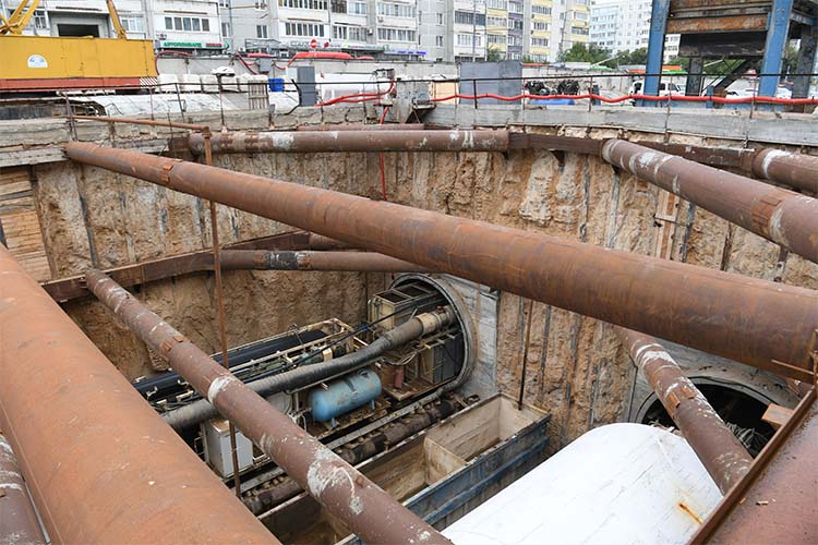 Продолжается строительство первого участка второй ветки метрополитены от Фучика до Сахарова. Сдать его планируют до конца 2027 года. Но если будет опережающее финансирование, может получиться и быстрее