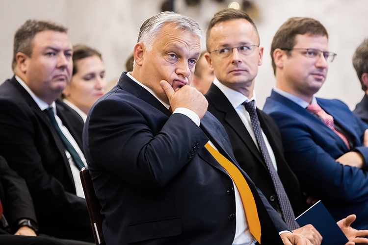 Виктор Орбан (в центре) считает, что санкционная политика Евросоюза в отношении России подталкивает сообщество к войне