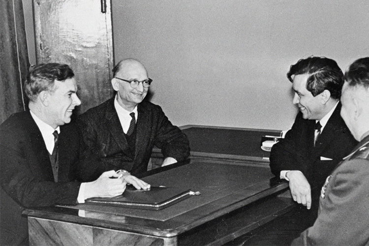 Председатель КГБ Владимир Семичастный беседует с советскими разведчиками Рудольфом Абелем (второй слева) и Кононом Молодым (второй справа)