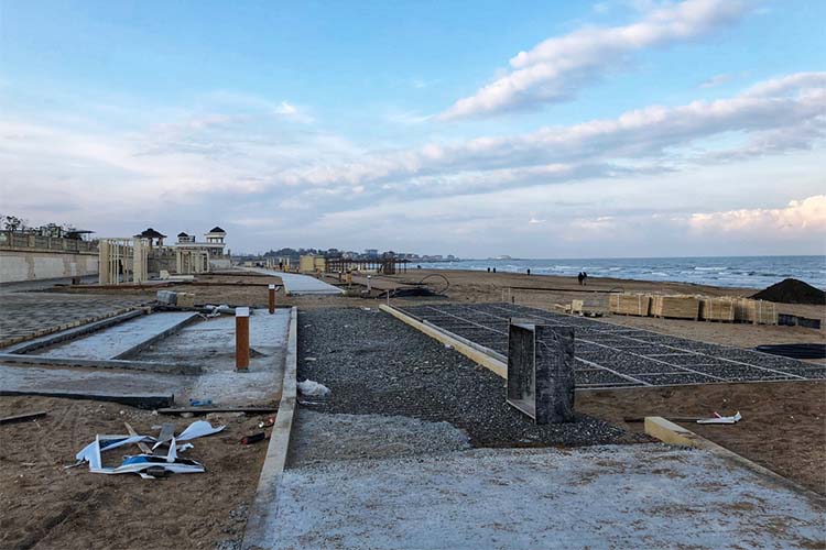 Активная стройка идет и на городском пляже — к лету 2023-го он станет современным пространством с настилами, озеленением, освещением и прочей инфраструктурой