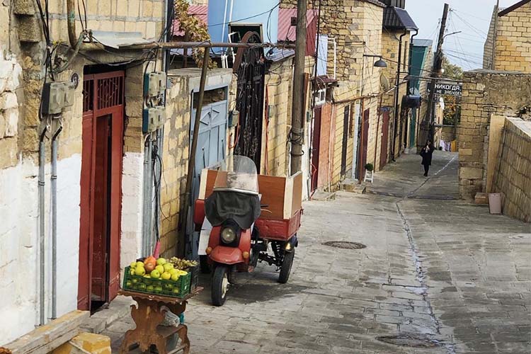 Самое любопытное занятие в Дербенте — гулять по узким улочкам магалов (кварталов) в старой части города