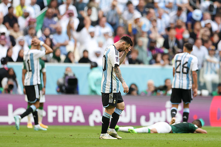 Аргентину с главной звездой Лионелем Месси считают одним из главных фаворитов чемпионата мира в Катаре, но уже в первом матче команда сенсационно проиграла Саудовской Аравии