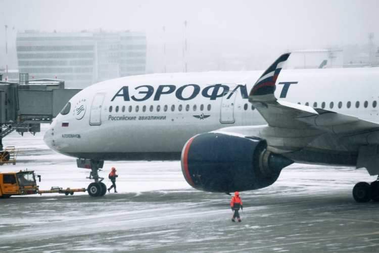 В столичных аэропортах задержали около 30 рейсов. Задержки вызваны увеличением времени на антиобледенительную обработку воздушных судов и очистку аэродромной инфраструктуры от снега
