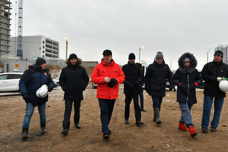 Строительство двух новых дорог сегодня с утра стали предметом интереса мэра Набережных Челнов Наиля Магдеева и примкнувших к нему журналистов