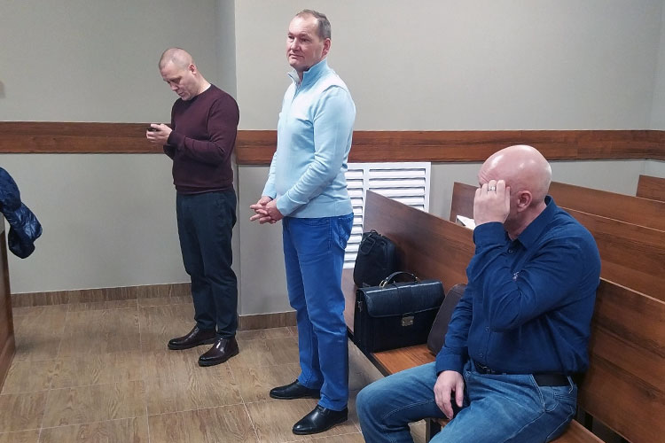 Процесс по делу заместителя министра по чрезвычайным ситуациям Татарстана Олега Степущенко стартовал на час позже положенного. Но сам фигурант, несмотря на утренние пробки, вызванные погодой, приехал в суд вовремя