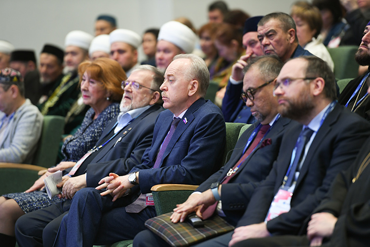 Здесь можно было встретить многих представителей татарстанского политического бомонда. Например, новоиспеченного члена Совета Федерации Александра (на фото)