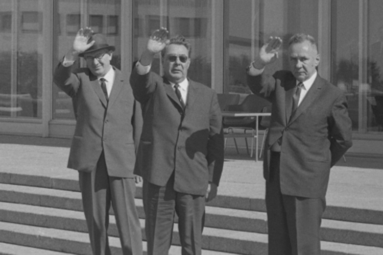 На том же пленуме ЦК в июне 1967 года новый глава КГБ, еврей Юрий Андропов (слева) станет кандидатом в члены Политбюро. Это было серьезным сигналом о том, что в скором времени Андропов может стать полноправным членом Политбюро