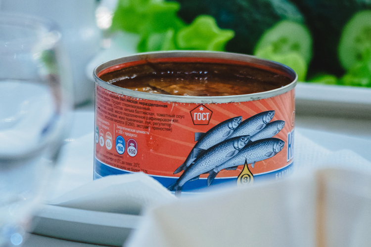 Консервированная рыба не должна быть частым гостем на столе. При приготовлении любых консервов производители используют много соли и специй, что в разы увеличивает содержание натрия в продукте