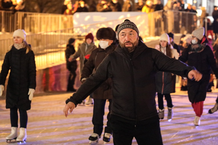 В будущем году в Альметьевск должна приехать съемочная группа кинокомпании «Базелевс» режиссера Тимура Бекмамбетова. Планируется, что в нефтеграде снимут эпизод десятой части новогодней комедии «Елки»