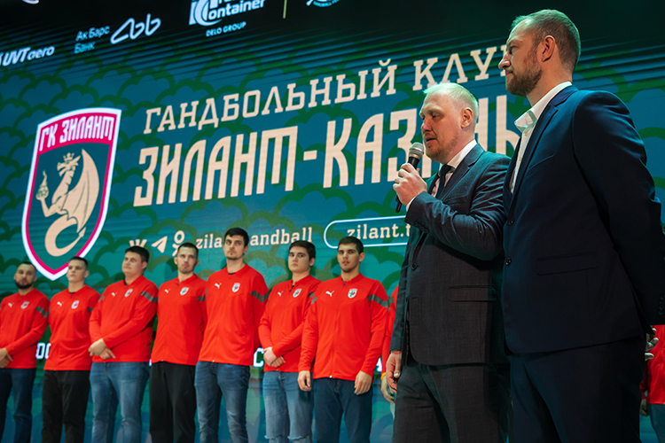В высшую лигу (второй дивизион) заявился гандбольный казанский «Зилант». Команда к этому моменту провела четыре матча, одержала в них две победы и поднялась на шестое место в таблице из девяти. Любители гандбола ждали этого момента 15 лет