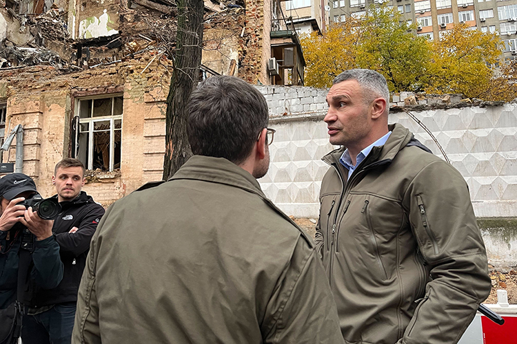 Мэр Киева Виталий Кличко заявил, что киевлянам, имеющим личные дома с печным отоплением в пригороде, лучше переехать туда и покинуть столицу