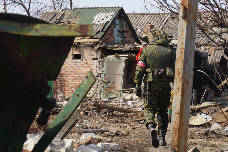 Непосредственно под Донецком российская армия продолжает штурм Марьинки. Военным удалось войти центр города и установить контроль над ключевыми объектами вдоль проспекта Дружбы