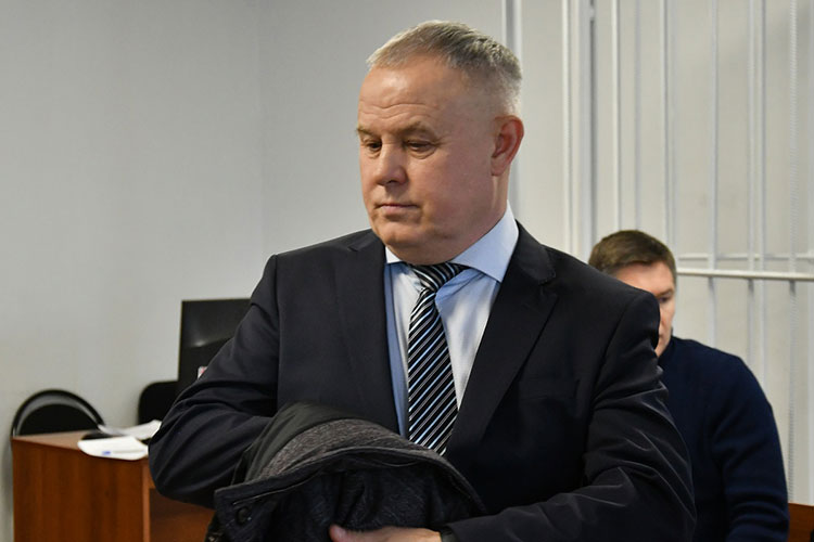 На протяжении 40 минут в Набережночелнинском городском суде допрашивали в качестве потерпевшего и. о. главы МЧС РТ Тахира Каримуллина