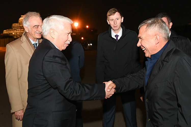 В понедельник вечером Рустам Миннихановприлетел с двухдневным визитом в Баку
