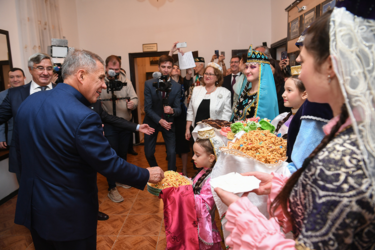 Накануне, как сообщает официальный сайт президента Татарстана, Минниханов по традиции подобных визитов встретился в Баку с представителями татарских общественных организаций Азербайджана