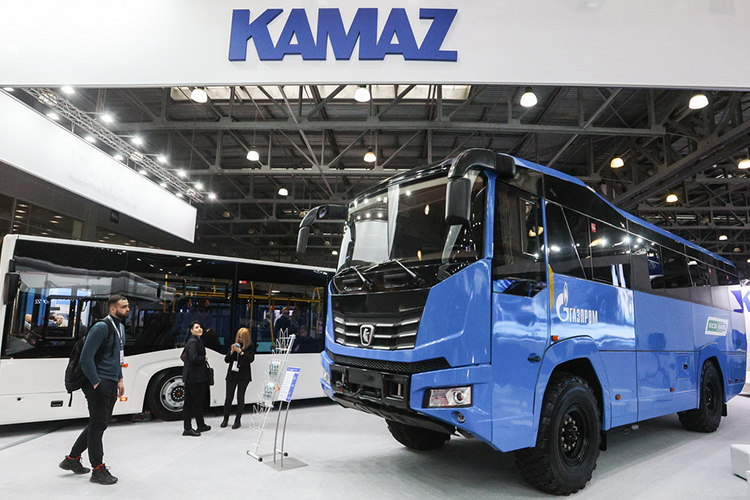 На выставке BusWorld Russia 2022 в этот раз у челнинского автогиганта очень скромная экспозиция. Например, тут расположился полноприводный автобус КАМАЗ-6250, разработанный для «Газпрома»