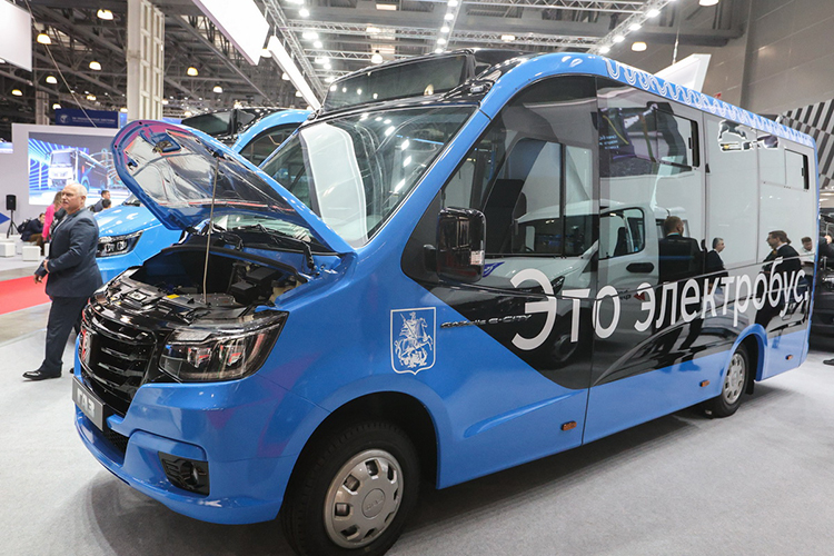 ГАЗ в этом году на выставке в тренде: пока все делают ставку на вместительные электробусы, компания представила «ГАЗель e-city». Машина рассчитана на 16 пассажиров
