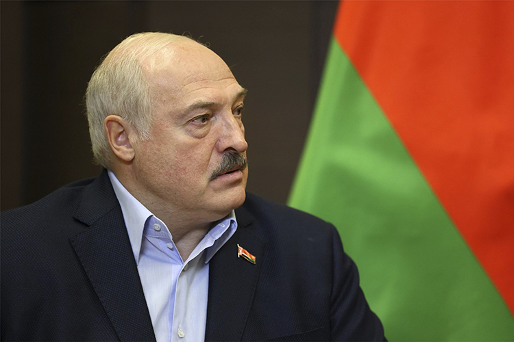 Украина под любым предлогом пытается втянуть войска НАТО в конфликт, заявил президент Беларуси Александр Лукашенко на совещании по вопросам обороны страны