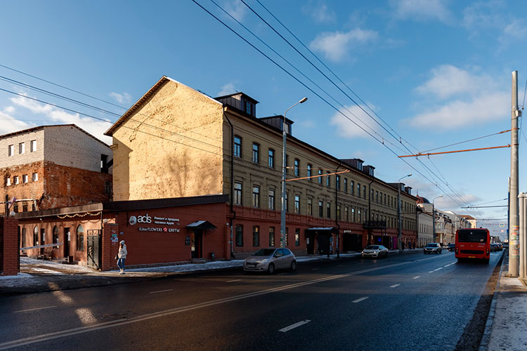Мы подобрались к последнему кварталу, замыкающему Московскую. Его открывает «Апанаевское подворье» или «Московские номера», построенные в период 1900–1904 годах по заказу купца Мухамет-Юсупа Апанаева.