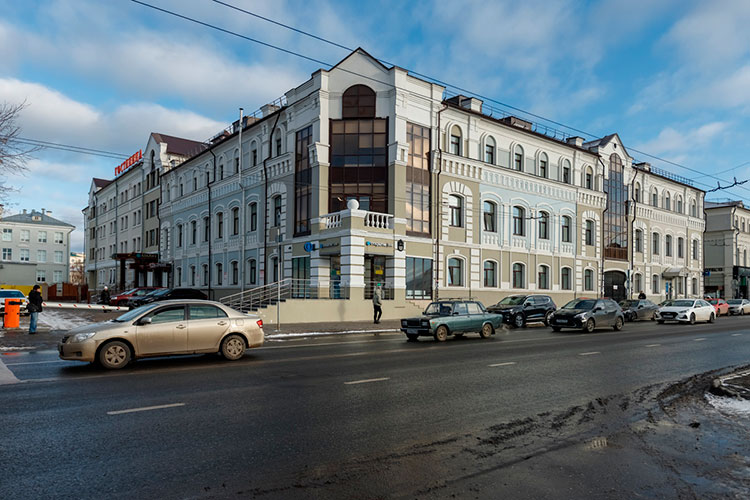 Еще 1,6 «квадратов» находится в собственности банка ФК «Открытие», который в прошлом году перешел под контроль ЦБ РФ в связи с санацией кредитной организации.