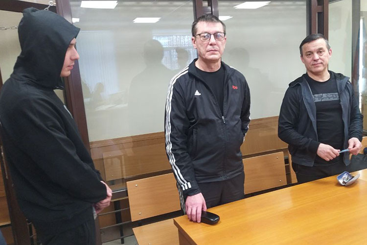 Федеральный судья Артем Идрисов постановил, что на данной стадии уголовного дела домашнего ареста Степанову, Левицкому и Вагизову (слева направо) будет достаточно