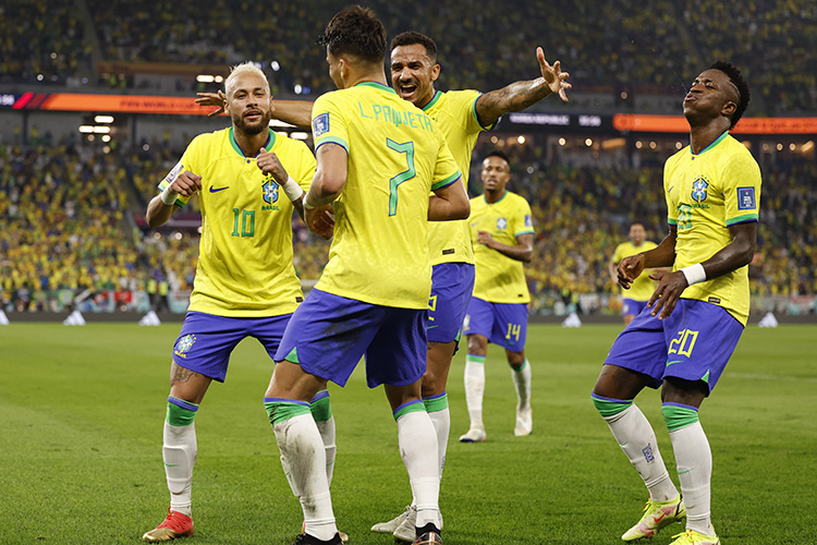 Бразильцы уже в первые 15 минут сняли все вопросы о победителе, забив два быстрых гола. К концу тайма счёт стал неприлично разгромным для первых 45-и минут — 4:0. Каждый свой забитый мяч бразильцы сопровождали танцами
