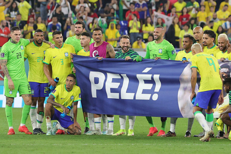 После финального свистка футболисты Бразилии растянули плакат в поддержку Пеле, который недавно был госпитализирован в связи с ухудшением здоровья