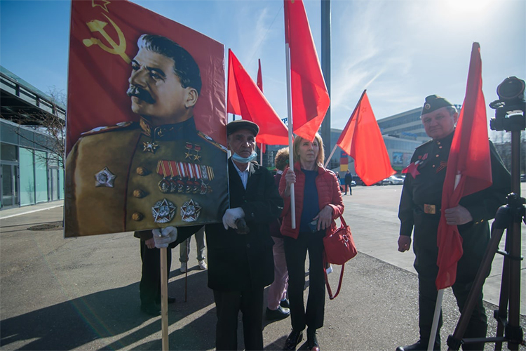 За последнее десятилетие россияне изменили мнение по вопросу установки памятников Сталину, это выявил «Левада-центр»*. Так, в нулевые идею поддерживали порядка четверти населения, а в 2021-м таких оказалось примерно половина (48%)