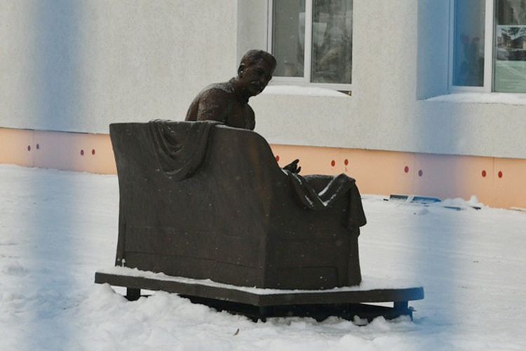 В Челнах во дворе частной школы «Смеем мечтать!» появился бронзовый памятник Иосифу Сталину