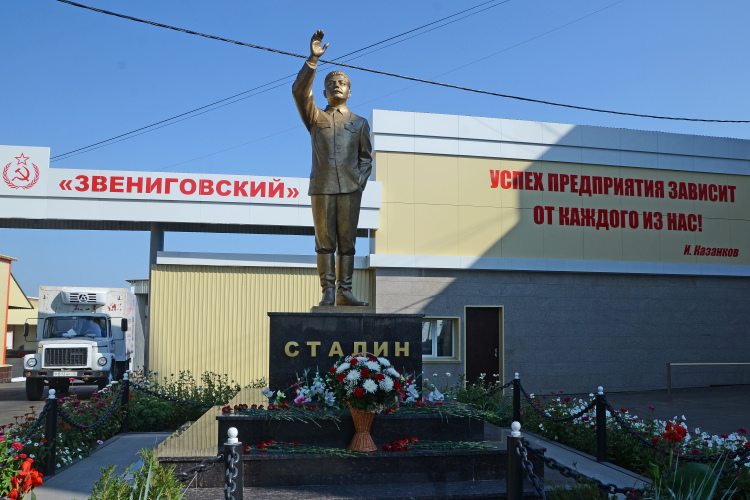 В сентябре 2015-го в Марий Эл установили памятник Сталину в полный рост высотой 2,7 метра, это случилось в поселке Шелангер у проходной мясокомбината «Звениговский»