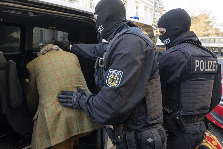 Утром немецкая полиция устроила облаву на правых экстремистов, которые, якобы, планировали насильственный государственный переворот
