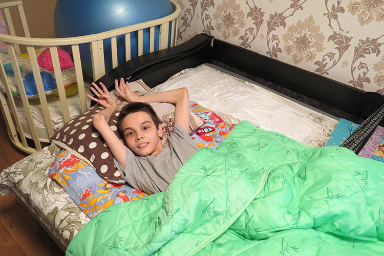 16-летний Булат Файзрахманов из Казани вот уже долгое время прикован к постели: у мальчика детский церебральный паралич, осложненный двусторонним вывихом тазобедренных суставов