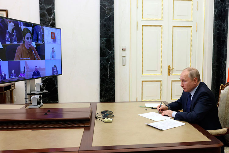 Обращаясь к новым членам СПЧ, Владимир Путин отметил, что в нынешнее «непростое время» их выступления должны быть выверенными, объединять общество