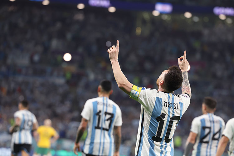 За игрой Аргентины на этом мундиале следят с пристальным вниманием. Встреча против Мексики (2:0) в группе собрала 88 988 зрителей. Лучший результат на ЧМ с 1994 года. Одна из главных причин — Месси. Для 35-летнего аргентинца этот ЧМ последний в карьере