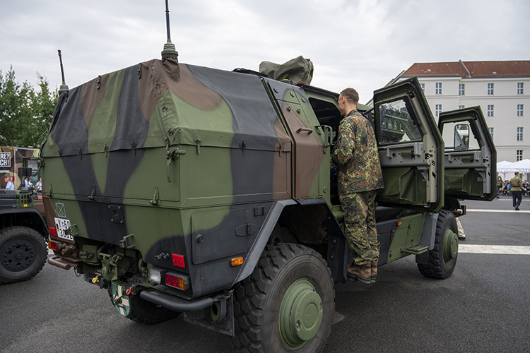 Германия отправила Киеву новый пакет военной помощи, в который вошли в том числе 20 бронетранспортеров Dingo, два большегрузных полуприцепа M1070 Oshkosh, 18 колесных гаубиц RCH 155, 80 пикапов, 90 датчиков защиты от дронов и глушителей