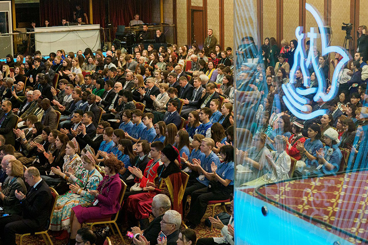 Крупный международный форум, который впору было назвать антиглобалистским, поскольку он собрал 700 делегатов из России, стран СНГ, Латинской Америки, Ближнего Востока, Азии и Африки, завершился накануне в Казани