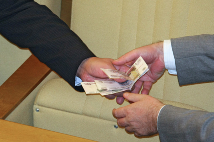 По словам Усманова, средний размер взятки сегодня составляет 174 тыс. рублей. При этом чаще всего, так скажем, дают, чем берут
