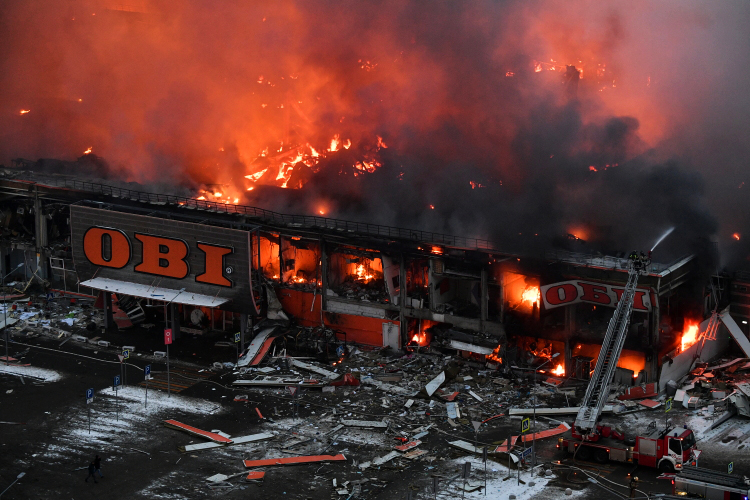 Сильнейший пожар начался ранним утром в подмосковном торговом центре «Мега Химки» на Ленинградском шоссе
