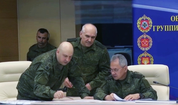 8 октября 2022 года приказом Минобороны РФ был назначен командующим объединенной группировкой войск Сергей Суровикин (слева)