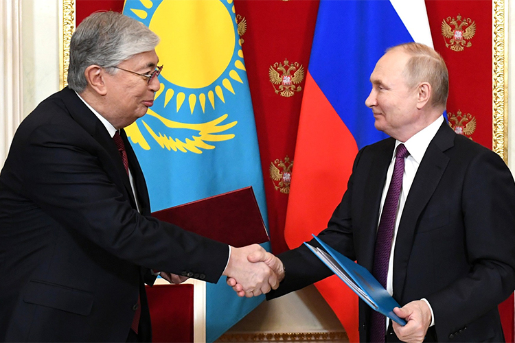 Свой первый официальный визит после переизбрания президент Казахстана Касым-Жомарт Токаев совершил в Москву. Тем самым, все точки над i были расставлены