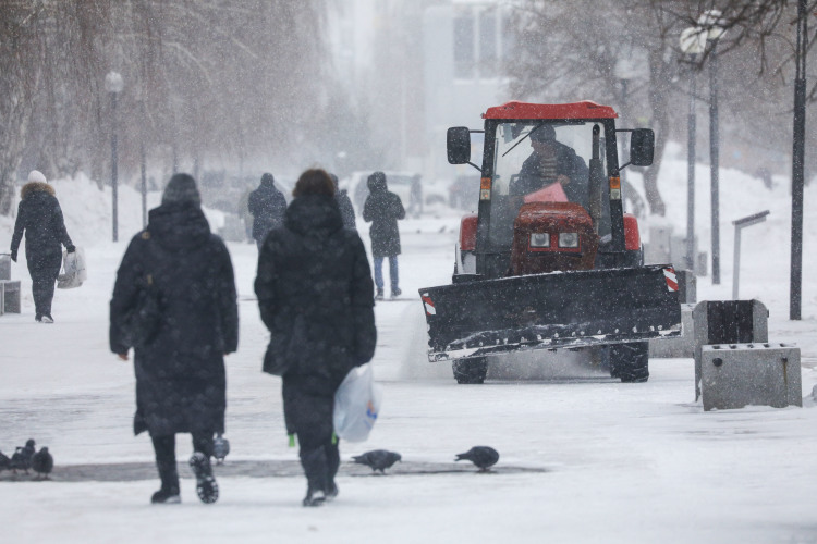 Первый замруководителя исполкома Илья Зуев доложил, что ежедневно в Челнах на улицах работает более 100 единиц снегоуборочной техники и 90 рабочих. Работа не прекращается и ночью, подчеркнул он
