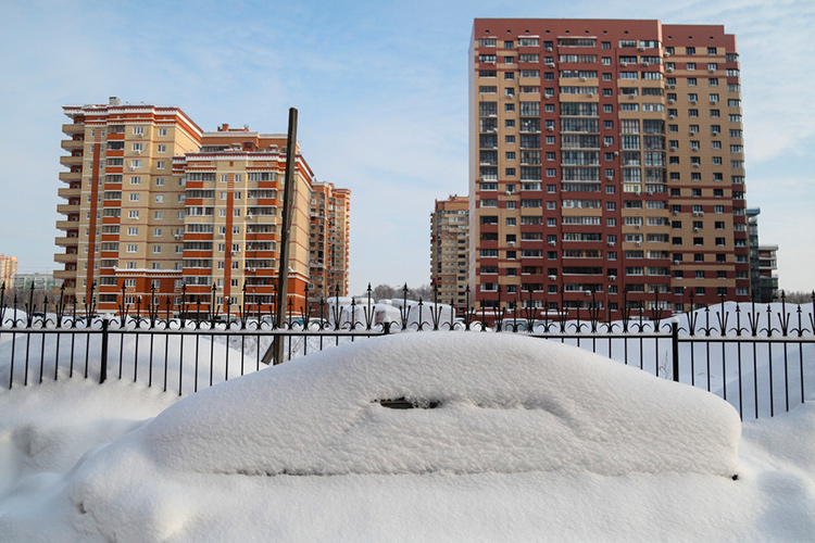 Обильный снегопад буквально сковал Казань еще в пятницу — машины не могли выехать с дворов, образовались пробки на дорогах