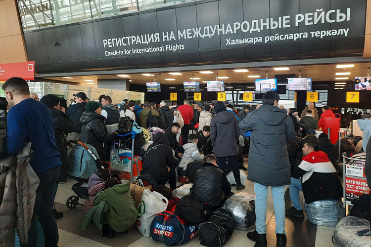 Сегодня утром, когда корреспондент «БИЗНЕС Online» добрался до казанского аэропорта, к терминалу № 1 как раз подъезжал большой автобус с пассажирами, которые переждали ночь в отеле. Все они почти сутки назад должны были вылететь в Хургаду