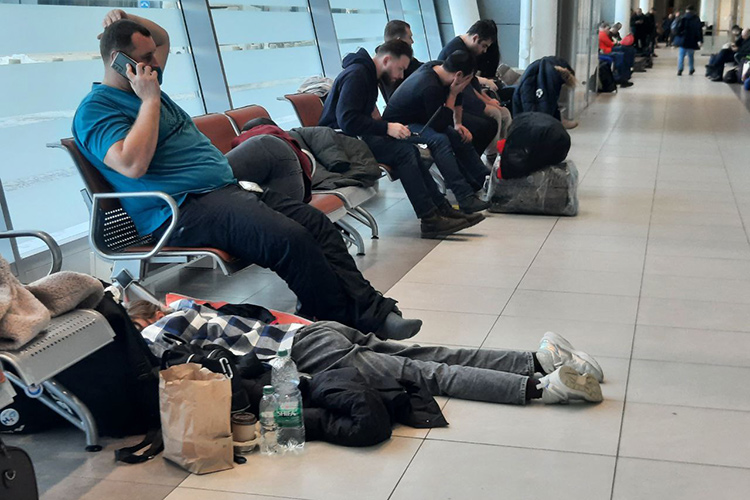 Одни спали на стульях, многие сидели прямо на полу среди кучи сумок и чемоданов. Кто-то спал прямо на полу