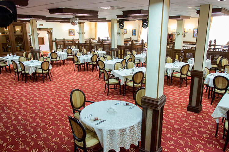 Положительные отклики челнинских рестораторов получил местный ресторан «Круглый стол» Валерия Чулакова, владельца бизнес-отеля «Татарстан» и европоселка «Маленькая страна»