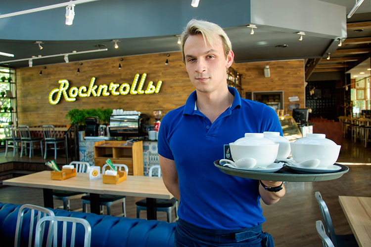 «История сети „Рок-н-роллы“ началась в 2009 году в городе Набережные Челны. Первое кафе представляло собой небольшое заведение на 8 посадочных мест. Но сеть очень быстро начала расти и полюбилась не только челнинцам», — говорится на официальном сайте кафе